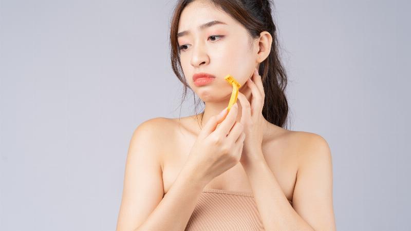 Cạo lông mặt cho da nhạy cảm