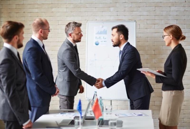 Checklist các yếu tố cần xem xét khi lựa chọn máy triệt lông tại nhà (công nghệ, cường độ, số xung, an toàn, thiết kế, thương hiệu), giúp người đọc đưa ra quyết định mua sắm thông minh