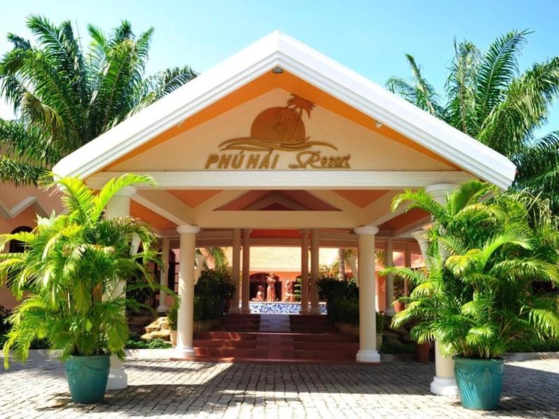 Cổng chào và kiến trúc đặc trưng của Sen Spa Nha Trang, mời gọi du khách thư giãn