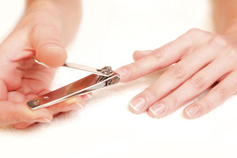 Mẹo nhỏ giúp sơn móng tay bền màu hơn