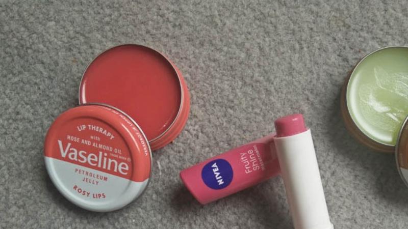 So sánh dưỡng môi Vaseline với các sản phẩm khác