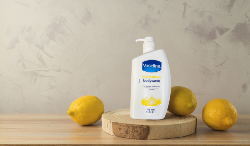 Làn da mịn màng với Vaseline dưỡng ẩm body