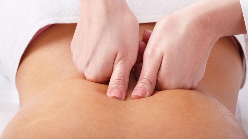 Minh họa sự khác biệt giữa kỹ thuật bấm huyệt (tập trung vào các điểm nhỏ) và massage thông thường (xoa bóp diện rộng) trong bối cảnh dịch vụ massage Quảng Ngãi