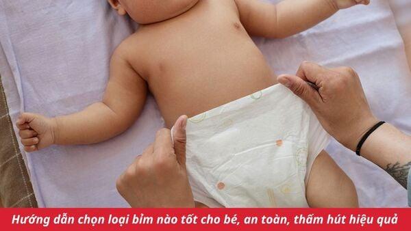 Một vài loại băng vệ sinh hàng ngày khác nhau được đặt cạnh nhau để so sánh về độ mỏng, chất liệu và thiết kế