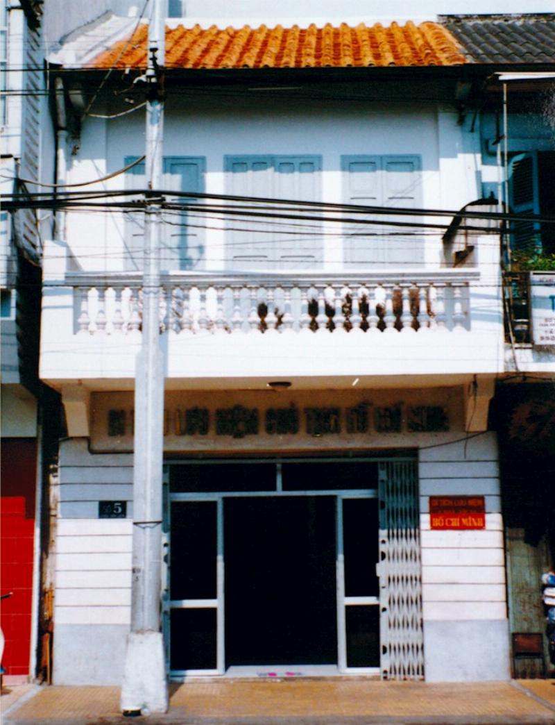 Hinh anh minh hoa nguoi dang xỏ giay chuan bi bat dau hanh trinh tap the duc giam mo cua minh