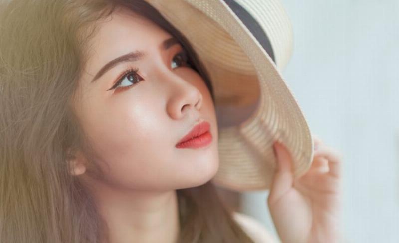 Một hình ảnh chia đôi so sánh trực quan giữa bb cream và kem nền trên hai nửa khuôn mặt hoặc hai vùng da khác nhau, cho thấy sự khác biệt về độ che phủ và kết cấu.