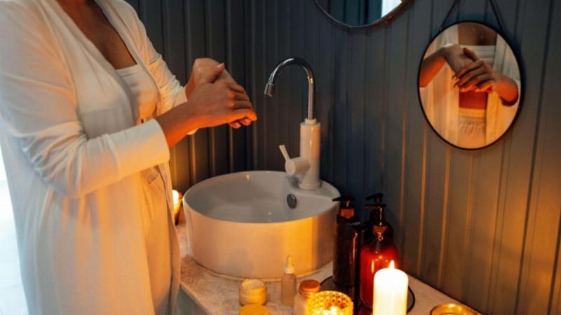 Minh họa các bước sử dụng dầu tẩy trang SK-II đúng cách theo phương pháp làm sạch kép hiệu quả nhất cho da mặt.