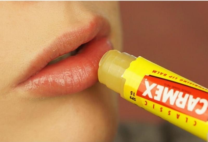 So sánh các định dạng son dưỡng Carmex: hũ, thỏi, tuýp