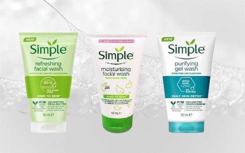Ba chai Simple sữa rửa mặt khác nhau (Refreshing, Moisturising, Micellar Gel) được đặt cạnh nhau.