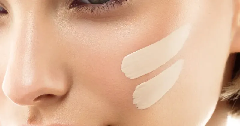 Các dụng cụ phổ biến dùng để tán kem che khuyết điểm: ngón tay, cọ, mút trang điểm ẩm