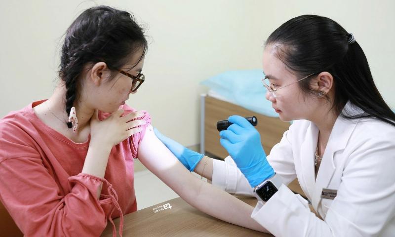 Minh họa các phương pháp xóa nốt ruồi phổ biến: laser, phẫu thuật, đốt điện/lạnh