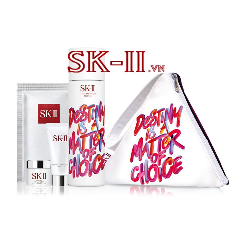 Hình ảnh bộ sưu tập các sản phẩm nổi bật khác của SK II như mặt nạ, kem dưỡng, serum, bên cạnh chai nước thần.