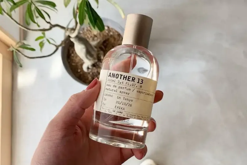 Một bộ sưu tập các chai nước hoa Jimmy Choo với màu sắc và hình dáng khác nhau, tượng trưng cho sự đa dạng lựa chọn.