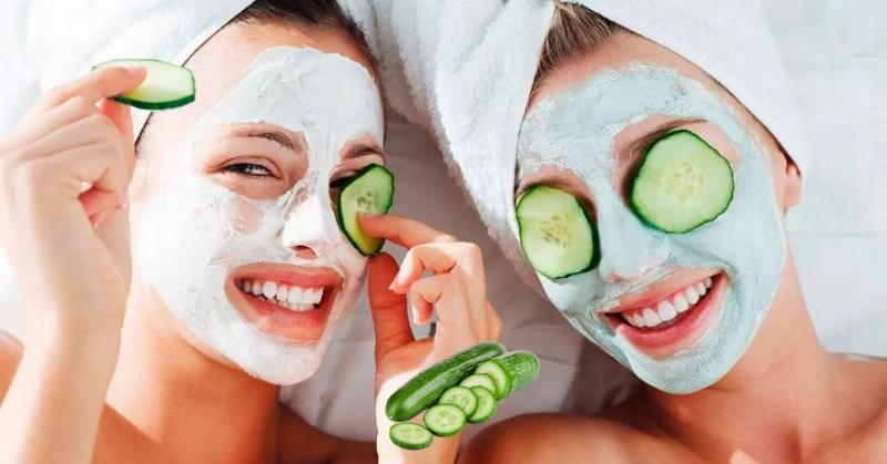 Thoa đều hỗn hợp mặt nạ dưa leo lên da mặt và cổ, thư giãn chờ dưỡng chất thấm sâu.