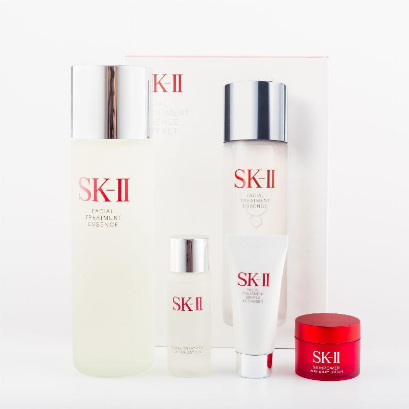 Minh họa các bước sử dụng nước thần SK II đúng cách, từ làm sạch đến vỗ nhẹ lên da.