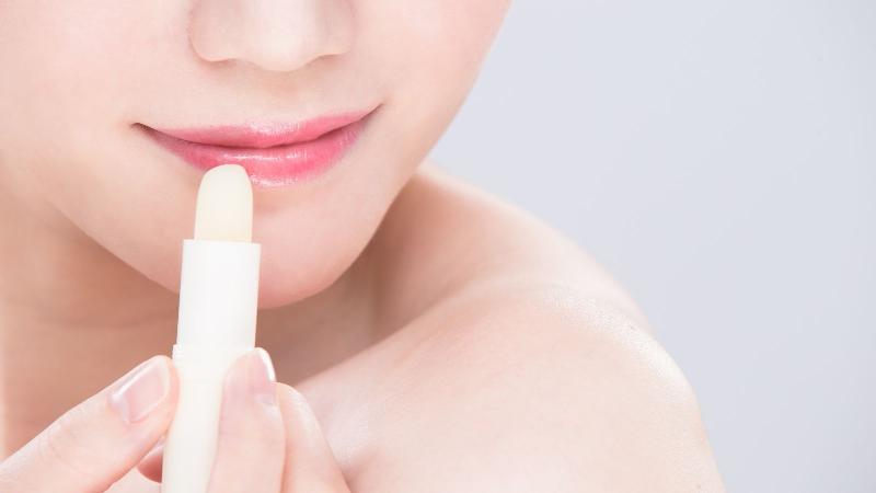Hình ảnh trình bày các bước hoặc mẹo sử dụng son dưỡng Lipice hiệu quả (ví dụ: thoa sau tẩy da chết, thoa trước son màu, thoa ban đêm)