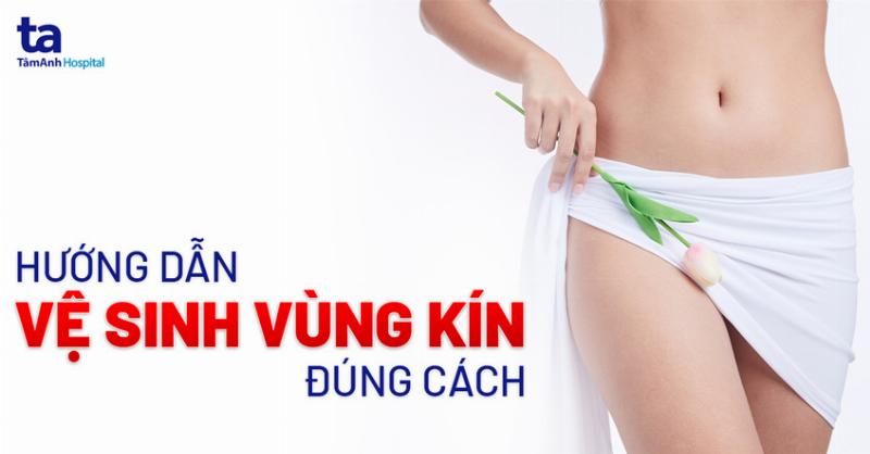 Minh họa cách vệ sinh máy mát xa vùng kín đúng cách, bao gồm việc rửa bằng nước ấm và xà phòng chuyên dụng, và để khô tự nhiên.