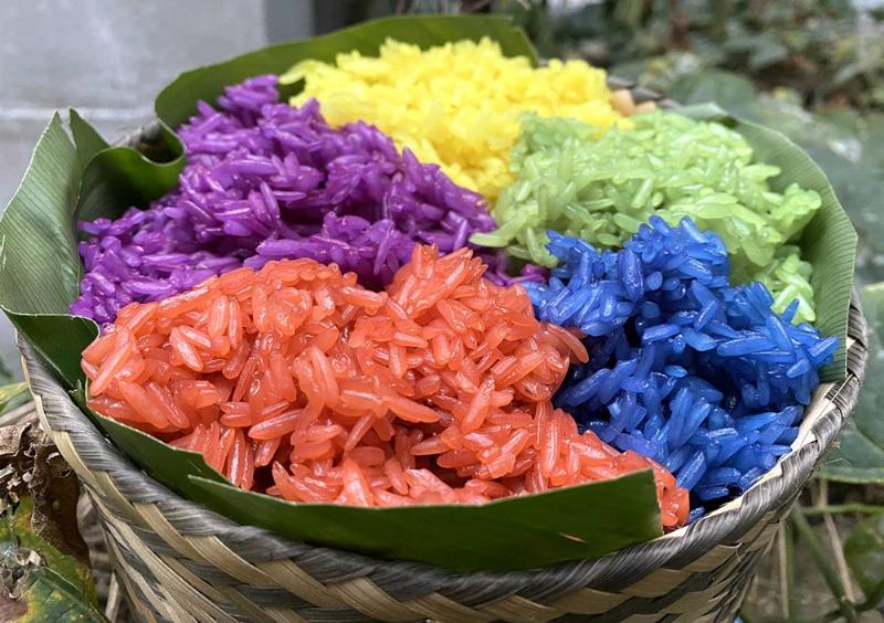 Hạt lúa và bột cám gạo - biểu tượng của vẻ đẹp truyền thống Việt Nam.