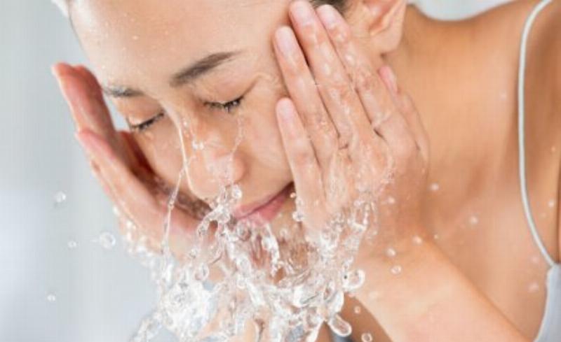 Hình ảnh minh họa các câu hỏi thường gặp liên quan đến srm CeraVe cho da dầu, có thể sử dụng biểu tượng dấu hỏi và sản phẩm.