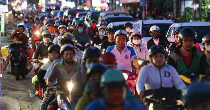 Hình ảnh chụp cảnh kẹt xe giờ cao điểm trên cầu Rạch Dơi, thể hiện lưu lượng phương tiện lớn và sự ùn ứ.