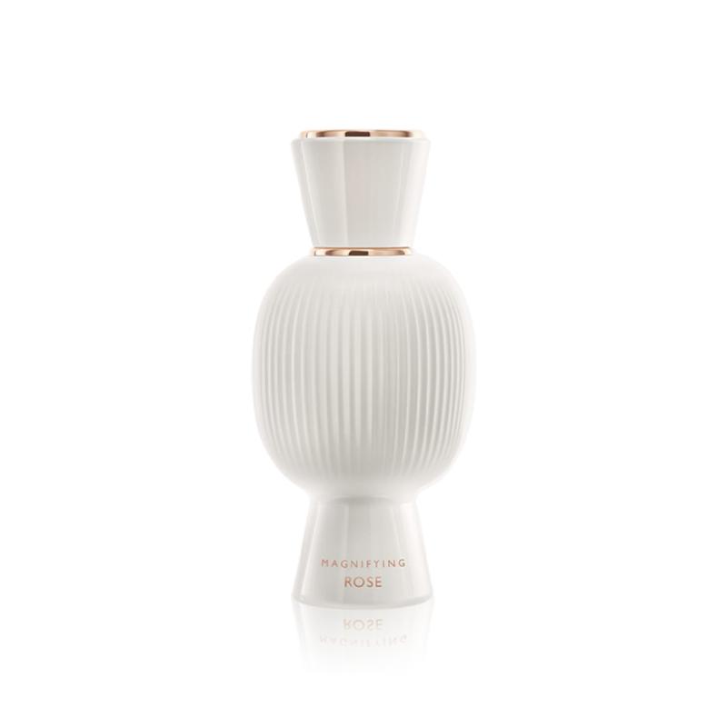 Chai nước hoa Bvlgari Eau Parfumée Au Thé Blanc với thiết kế thanh lịch, tượng trưng cho sự tinh khiết