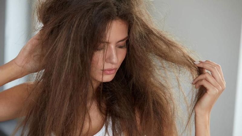 Các bước chăm sóc tóc tại nhà bao gồm gội đầu và dưỡng tóc