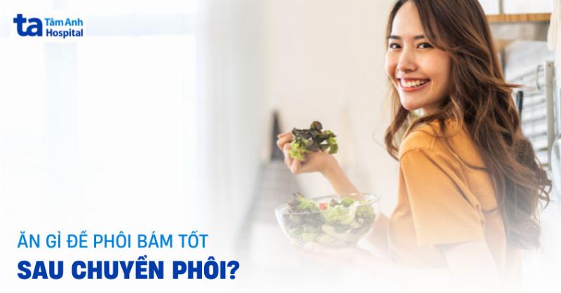 Hai người phụ nữ Việt Nam đang trò chuyện vui vẻ về kinh nghiệm sử dụng vitamin tổng hợp của nhật trong một không gian sáng sủa