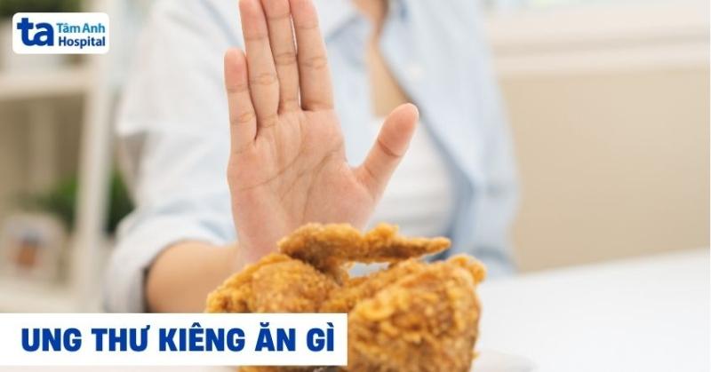 Hình ảnh minh họa các thực phẩm tốt cho da sau lăn kim (rau xanh, trái cây, cá...) và các hoạt động nên tránh (hút thuốc, rượu bia, thức khuya).