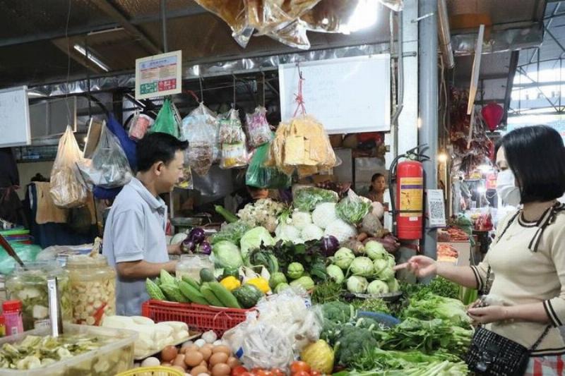 Hoạt động mua sắm nhộn nhịp tại khu chợ truyền thống gần ngã ba Nhơn Trạch.