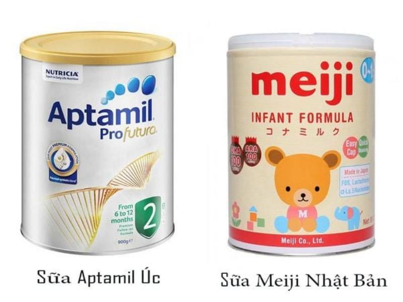 Người mẹ đang so sánh thông tin trên hai chai xịt muỗi cho bé, cân nhắc các yếu tố như thành phần, độ tuổi và thời gian bảo vệ để đưa ra lựa chọn phù hợp nhất.
