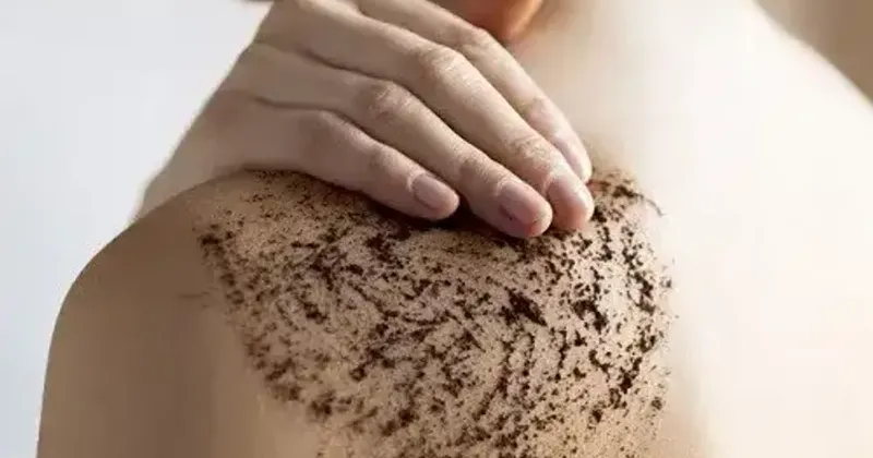 Các nguyên liệu tự nhiên cơ bản để chuẩn bị hỗn hợp tẩy tế bào chết body DIY, bao gồm đường, dầu dừa và mật ong.
