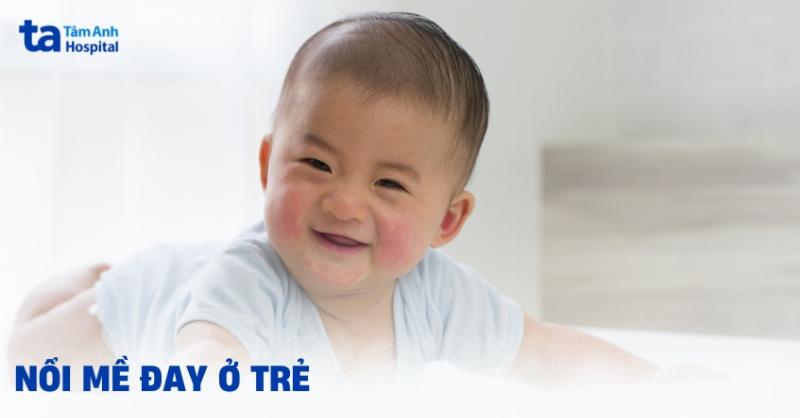 Ảnh chân dung một người trông giống bác sĩ hoặc chuyên gia da liễu (có thể là ảnh stock) với phông nền y tế hoặc thẩm mỹ viện, có thể có biểu tượng CeraVe mờ ở góc.