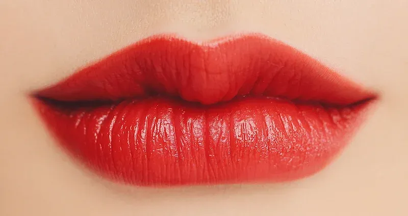 Chuyên gia tư vấn về lựa chọn màu sắc và quy trình phun môi an toàn