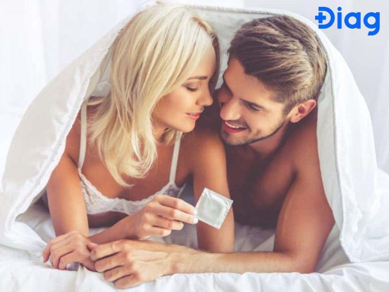Một phòng lab nhỏ với các dụng cụ thí nghiệm (ống nghiệm, bình tam giác) và một mẫu vải đang được nhúng vào dung dịch nước giặt, minh họa quá trình nghiên cứu công thức.