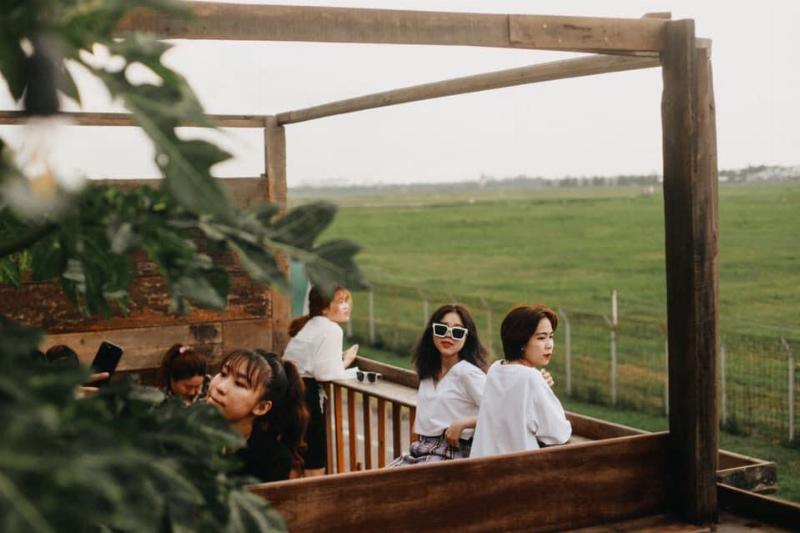 Một góc công viên xanh mát gần đường Phan Huy Ích Quận Gò Vấp, có cây cối và người dân đang đi dạo.