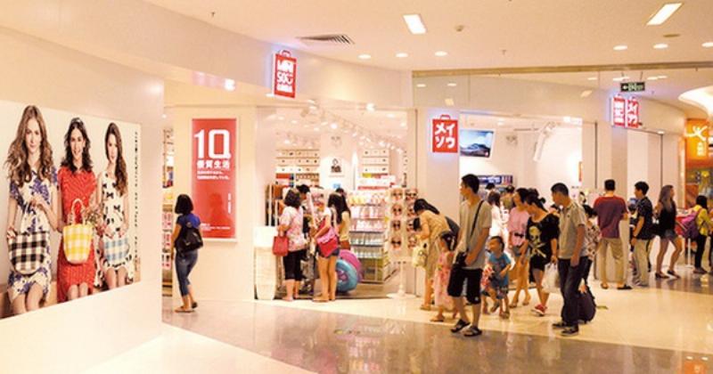 Khung cảnh bên trong một cửa hàng MINISO gần đây với đa dạng sản phẩm trưng bày gọn gàng, thu hút ánh nhìn.