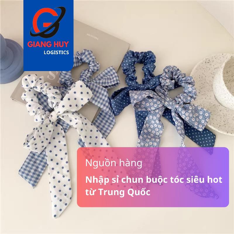 Cô gái tóc mỏng tạo kiểu với dây buộc tóc lò xo nhẹ nhàng