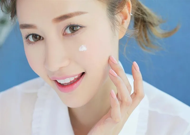 Minh họa tác động của kem dưỡng Dermacos lên làn da mụn trước và sau khi sử dụng