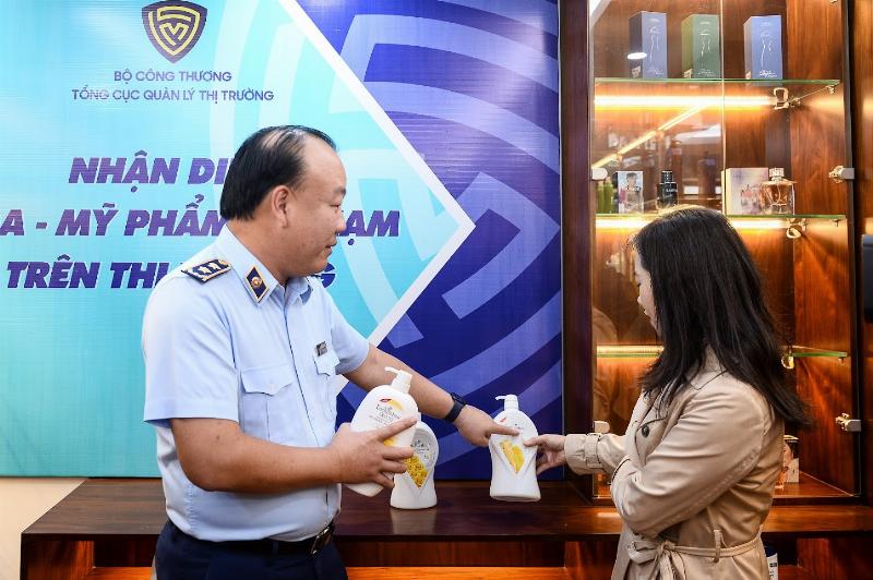 Hình ảnh minh họa các địa điểm mua dầu gội Tresemme đỏ chính hãng và uy tín tại Việt Nam, bao gồm siêu thị, cửa hàng mỹ phẩm, và sàn thương mại điện tử có gian hàng chính hãng