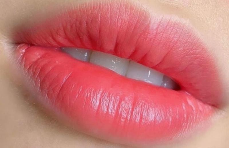 Độ bền màu của phun môi màu đỏ cam và các yếu tố ảnh hưởng