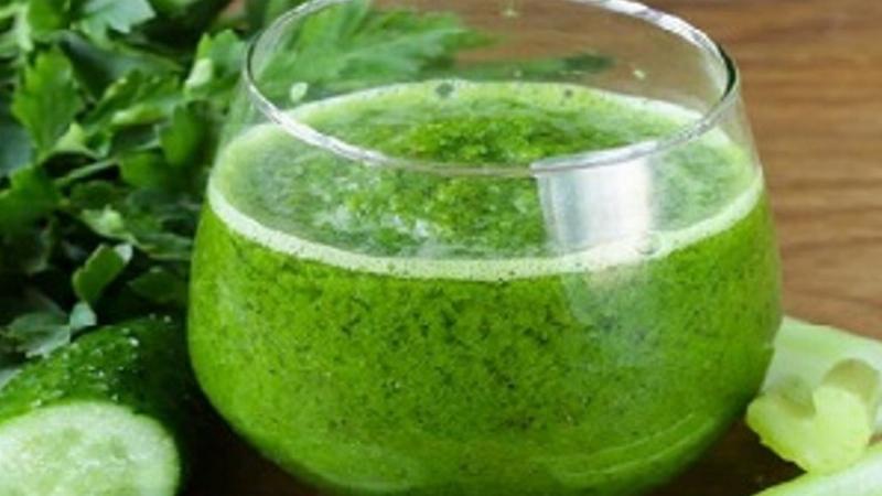 Đặt lát dưa leo lạnh lên mắt giúp giảm sưng bọng mắt và làm mờ quầng thâm hiệu quả.