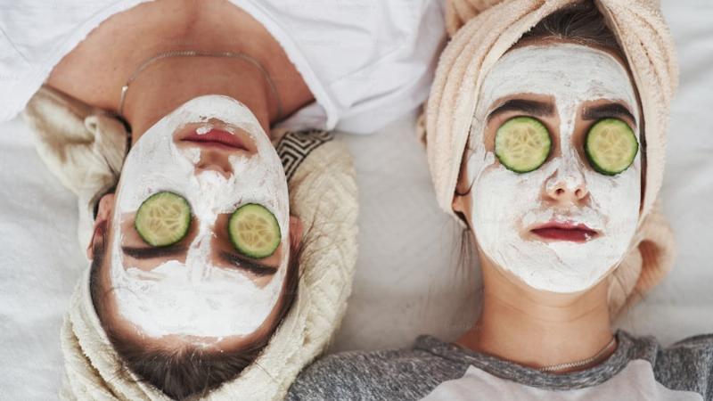 Dưa leo giúp làm dịu nốt mụn sưng đỏ, giảm viêm và hỗ trợ quá trình trị mụn hiệu quả hơn.