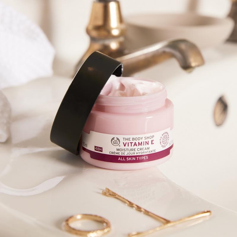 Minh họa các câu hỏi thường gặp về kem chống nắng Neutrogena (dùng cho da mụn, chống nước, vệt trắng, cho bà bầu, trẻ em), kèm câu trả lời ngắn gọn