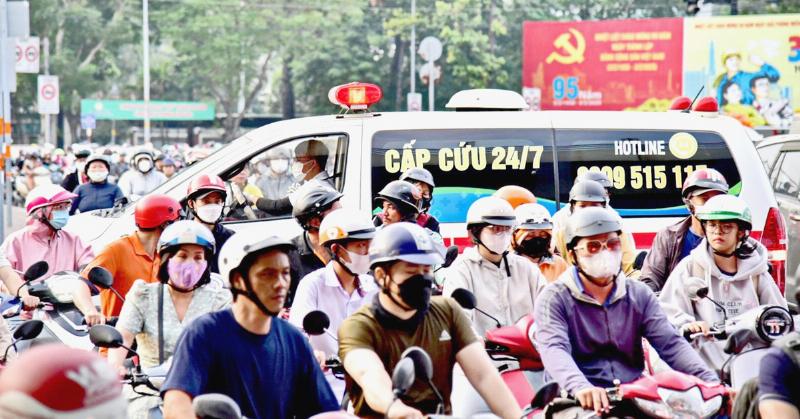 Cảnh giao thông đông đúc trên đường Nơ Trang Long vào giờ cao điểm