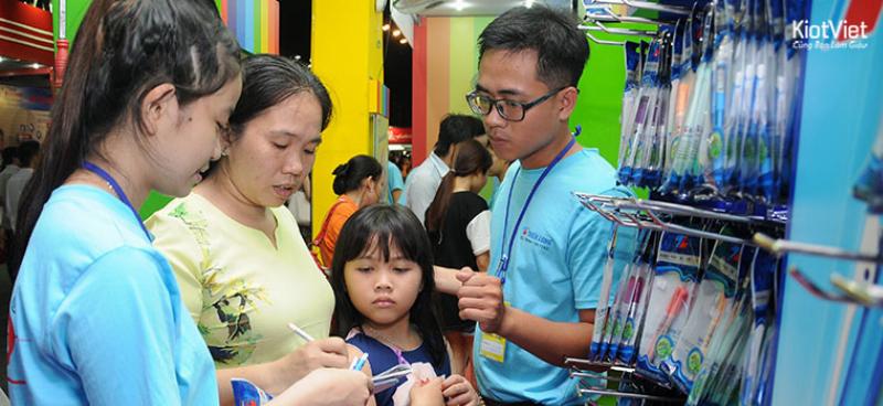 Hai hình ảnh minh họa đối lập: một bên là salon trông sang trọng nhưng vắng khách hoặc có review xấu, một bên là quán tóc bình dân nhưng đông khách và có review tốt, thể hiện sự khác biệt giữa vẻ ngoài và chất lượng thực tế khi tìm quán tóc gần đây.