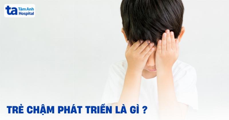 Hình ảnh một người đang đọc sách hoặc học bài với ánh mắt chăm chú, biểu thị hoạt động kích thích trí tuệ và sự liên quan đến chăm sóc não bộ