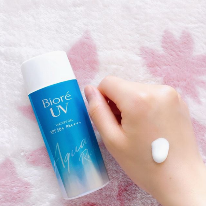 Hinh anh kem chong nang Biore UV Aqua Rich dang gel, the hien ket cau mong nhe nhu nuoc dang duoc thoa len da
