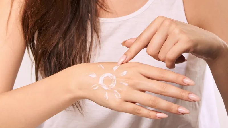 Hình ảnh minh họa hai thành phần chính của kem chống nắng vật lý là Zinc Oxide và Titanium Dioxide ở dạng bột mịn hoặc cấu trúc hóa học đơn giản