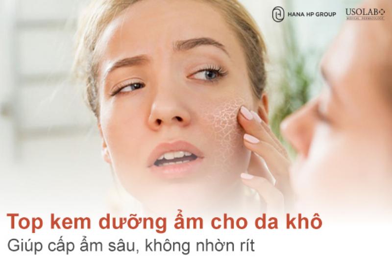 Hình ảnh cận cảnh kết cấu kem Embryolisse Lait-Crème Concentré trên tay, thể hiện sự mướt mịn, dễ tán, phù hợp cho da khô và nhạy cảm.