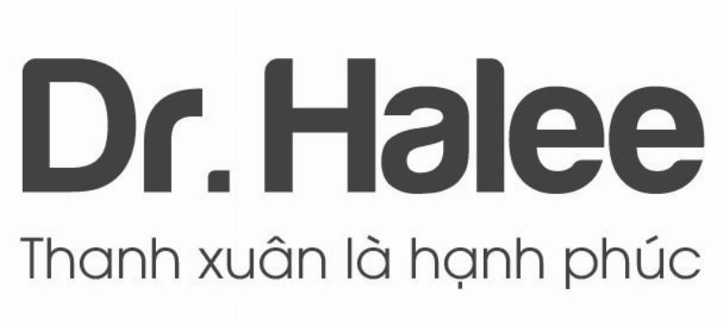 Người phụ nữ đang thoa mặt nạ ngủ trước khi đi ngủ